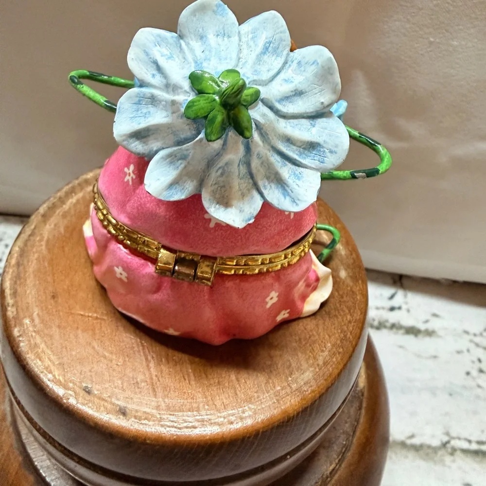 Colorful Princess‎ Frog Figurine with Hat and Mirror Trinket Box
